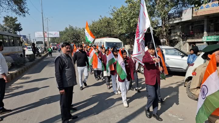 गणतंत्र दिवस के अवसर पर मेरठ नगर निगम तथा सामाजिक संस्था द ग्रोइंग पीपल द्वारा गणतंत्र मार्च निक